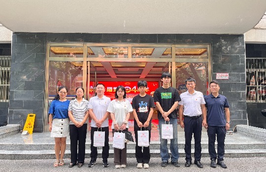情暖七一送关怀 薪火相传践初心  ——qm球盟会开展“七一”党员慰问活动